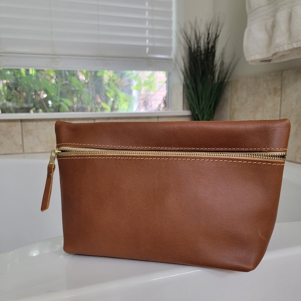 Brown Leather Women Makeup Toiletry Bag. Never Been Used. Excellent Condition.